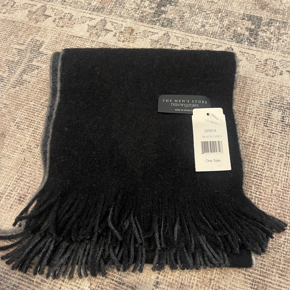 NWT Bloomingdale’s The Men’s Shop Solid black/gray 100% wool Fringe Trim Scarf